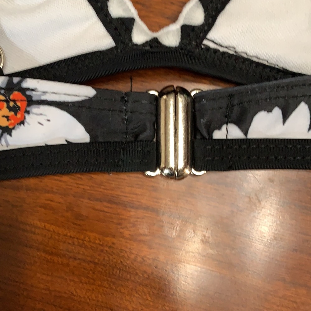 Daisy Ruffle Bikini - Picture 3 of 3